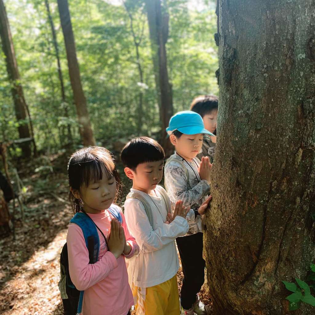 https://img-xpc-mj0.xpccdn.com/prod/upload/53afdc64-cd2c-4959-a03d-1d4265145417/%E5%BE%AE%E4%BF%A1%E5%9B%BE%E7%89%87_20251111164933_1442_207.png~tplv-5yakomv5zn-auto-v1%3A1024%3A0%3Aq75.jpg 三位大約十至十一歲的小學生圍繞著一棵大樹，雙手輕觸樹幹，閉上眼睛感受大自然的氣息。陽光穿過樹葉灑下，光線柔和自然，背景是森林或公園環境，氣氛平靜、溫暖、真實。真實攝影風格，運動服整潔，構圖自然 --ar 1:1 --v 7 --stylize 100 --fast --iw 1 --no 水印