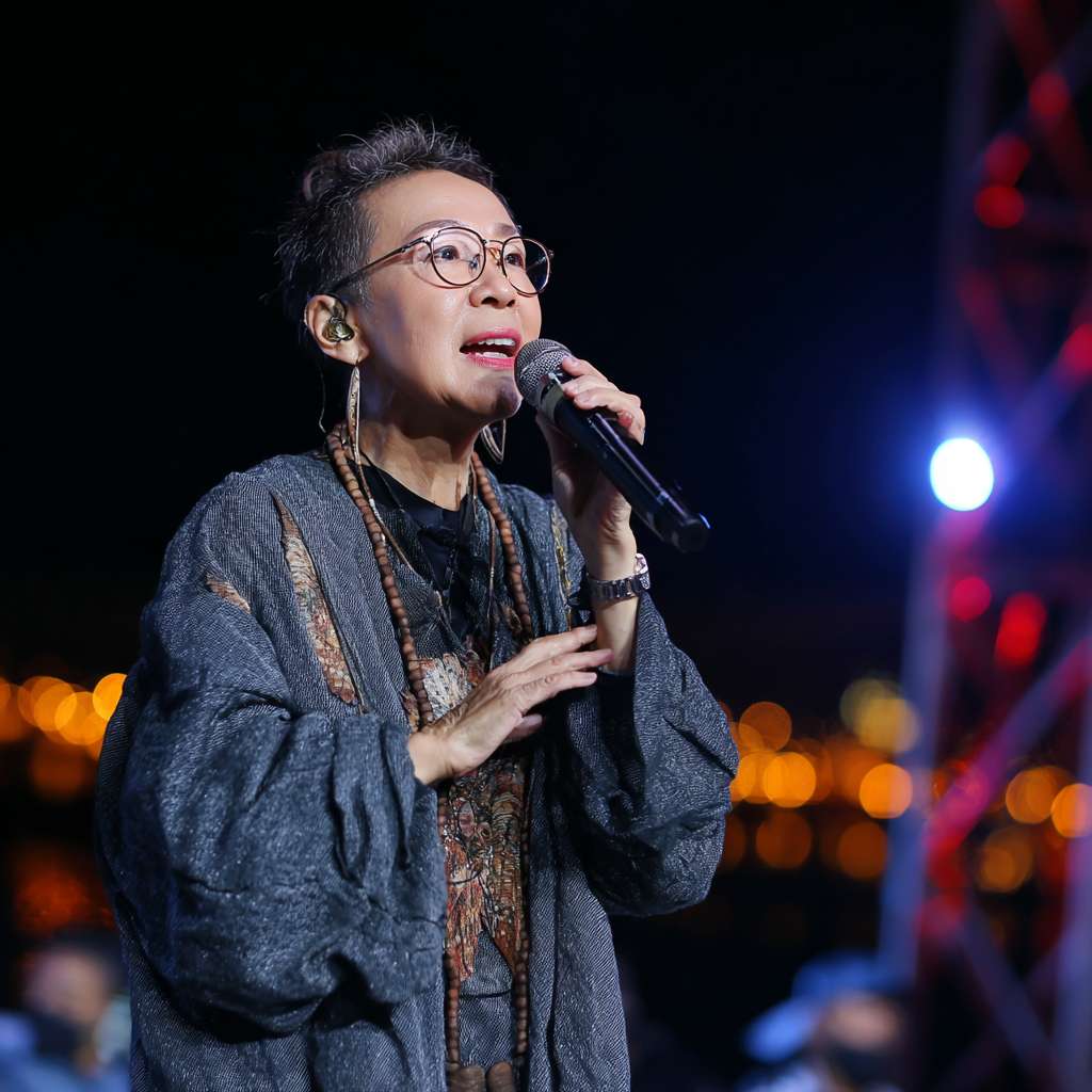 一个节目组导演拿着麦克风很认真地在指导现场，背景是一个夜晚的舞台 --ar 1:1 --v 7 --stylize 100 --fast --no 水印,水印