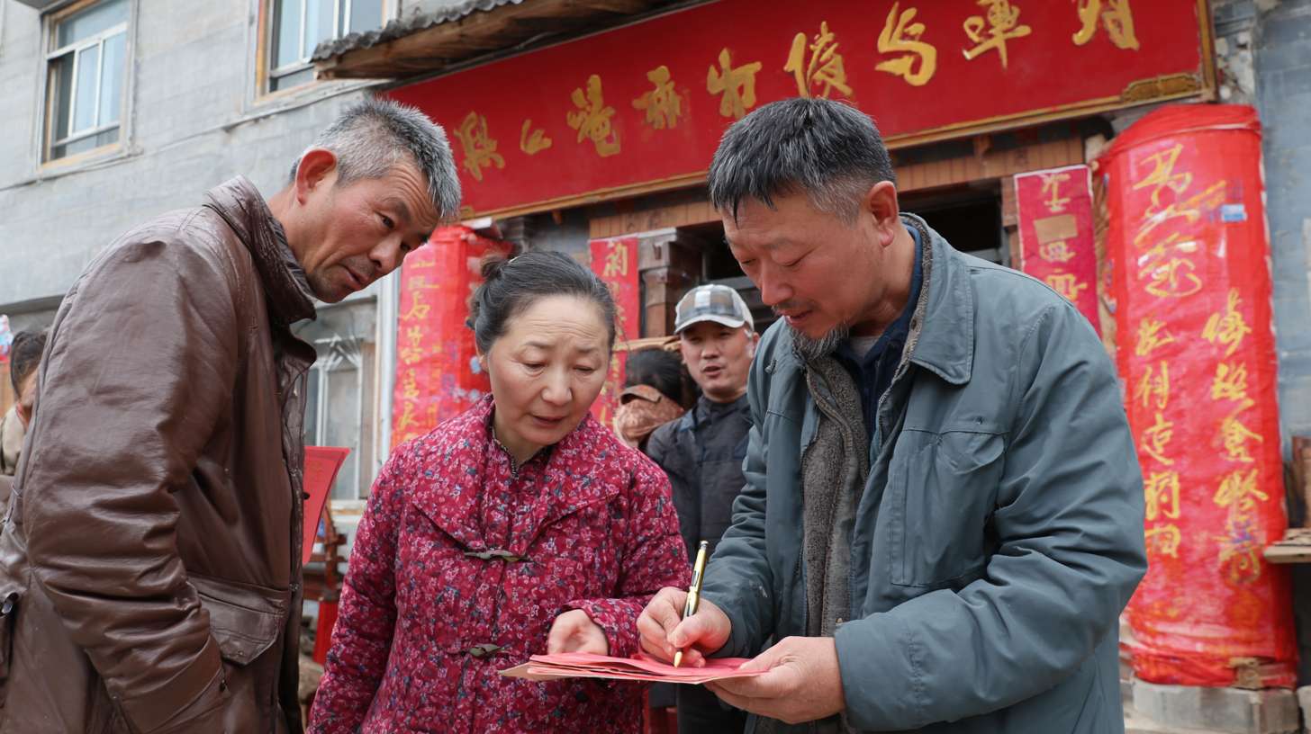 ： 社区服务中⼼，⼯作⼈员⽤藏汉双语为居民讲解政策 --ar 16:9 --v 7 --stylize 100 --fast --no 水印