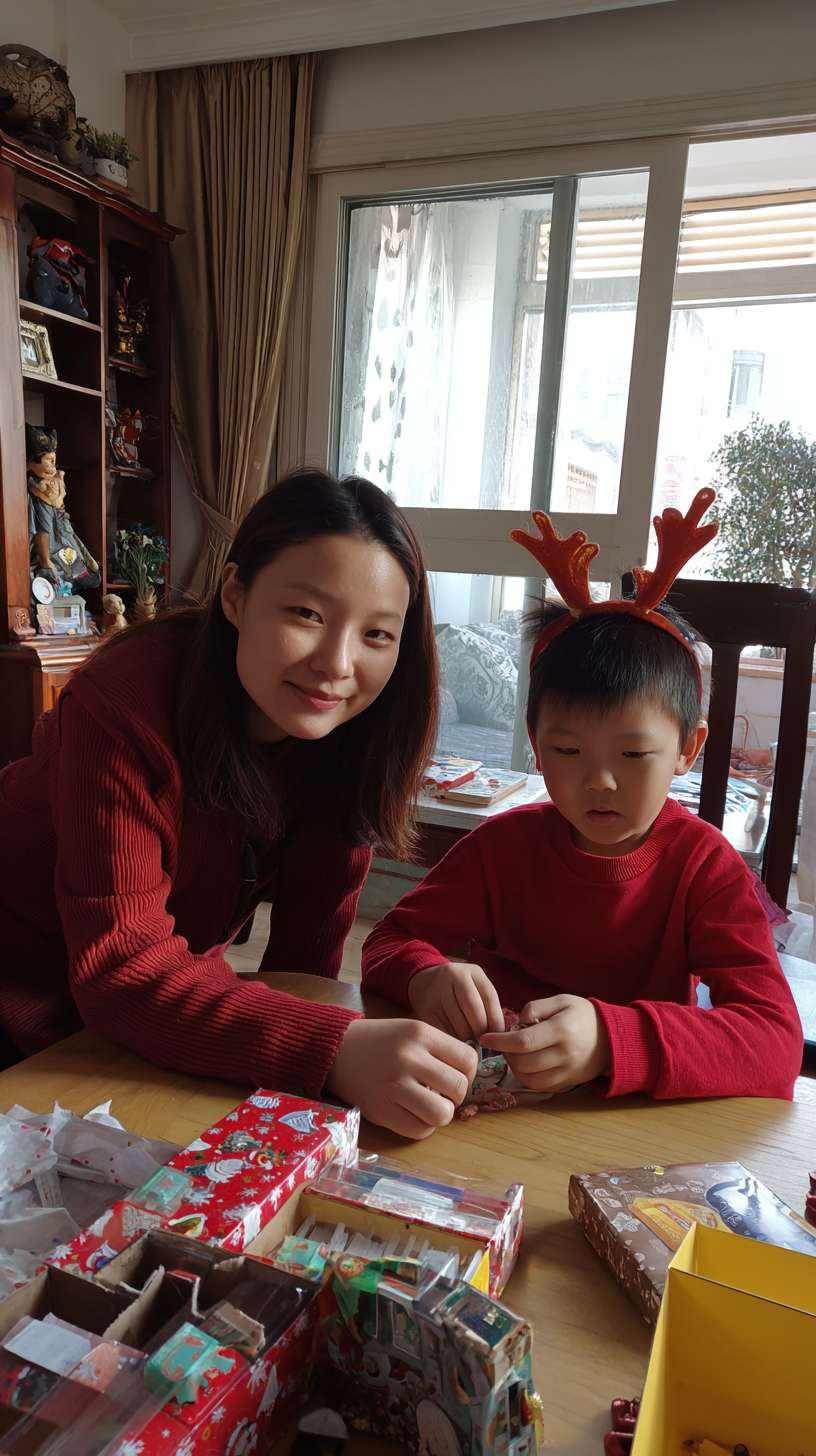 1温馨家庭客厅，暖黄色灯光，圣诞装饰盒散落，妈妈穿红色毛衣，孩子戴鹿角发箍，窗外飘雪，写实风格，8K --ar 9:16 --v 7 --stylize 100 --fast --no 水印