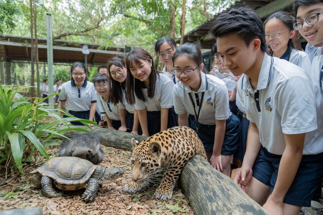 一班大學生圍成一個半圓形，中間是穿山甲、老虎、水獺、熊貓、飛鼠、龜等等的瀕危物種，讓學生們看起來像是在觀察和觸摸動物 --ar 3:2 --v 7 --stylize 100 --fast --no 水印