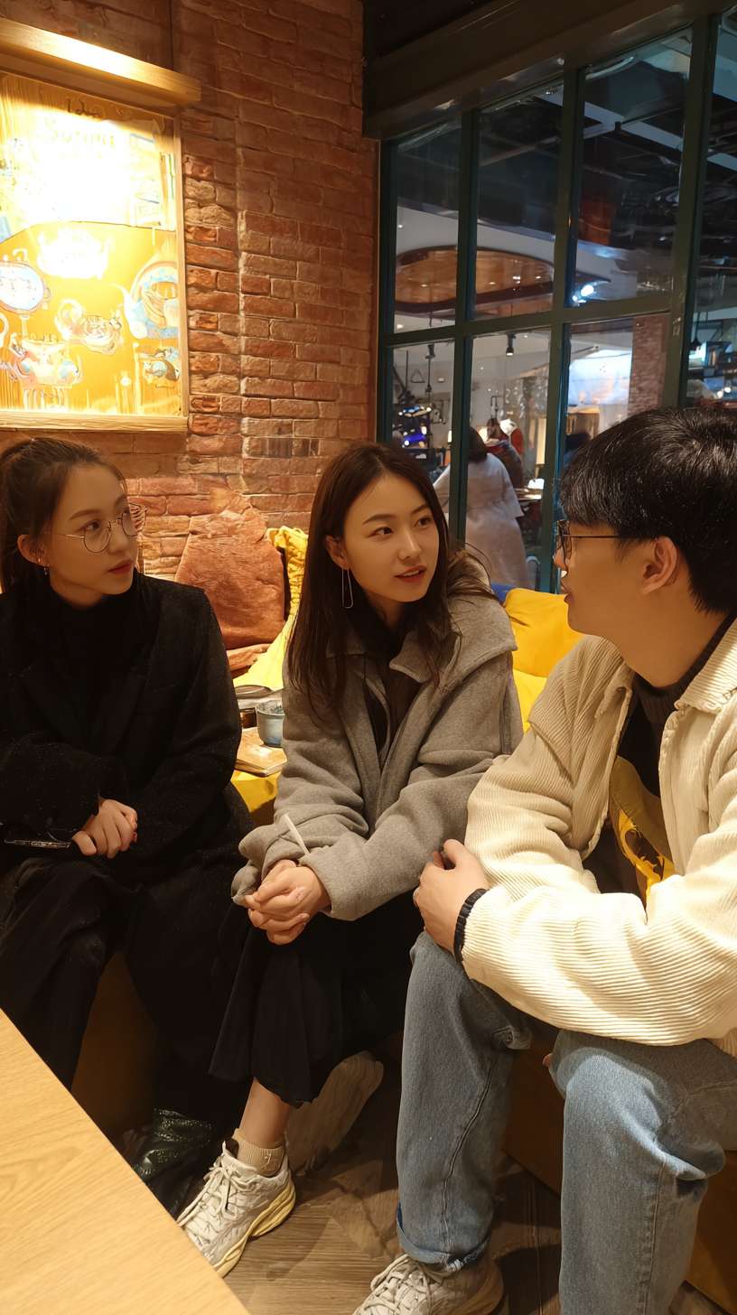 咖啡馆里三个时尚的闺蜜和一个男性保险代理人在聊天，右边的女孩眼神有些嫌弃，左边的女孩在批评她，中间的女孩看着男性保险代理人，表情有些抱歉。 --ar 9:16 --v 7 --stylize 100 --fast --no 水印