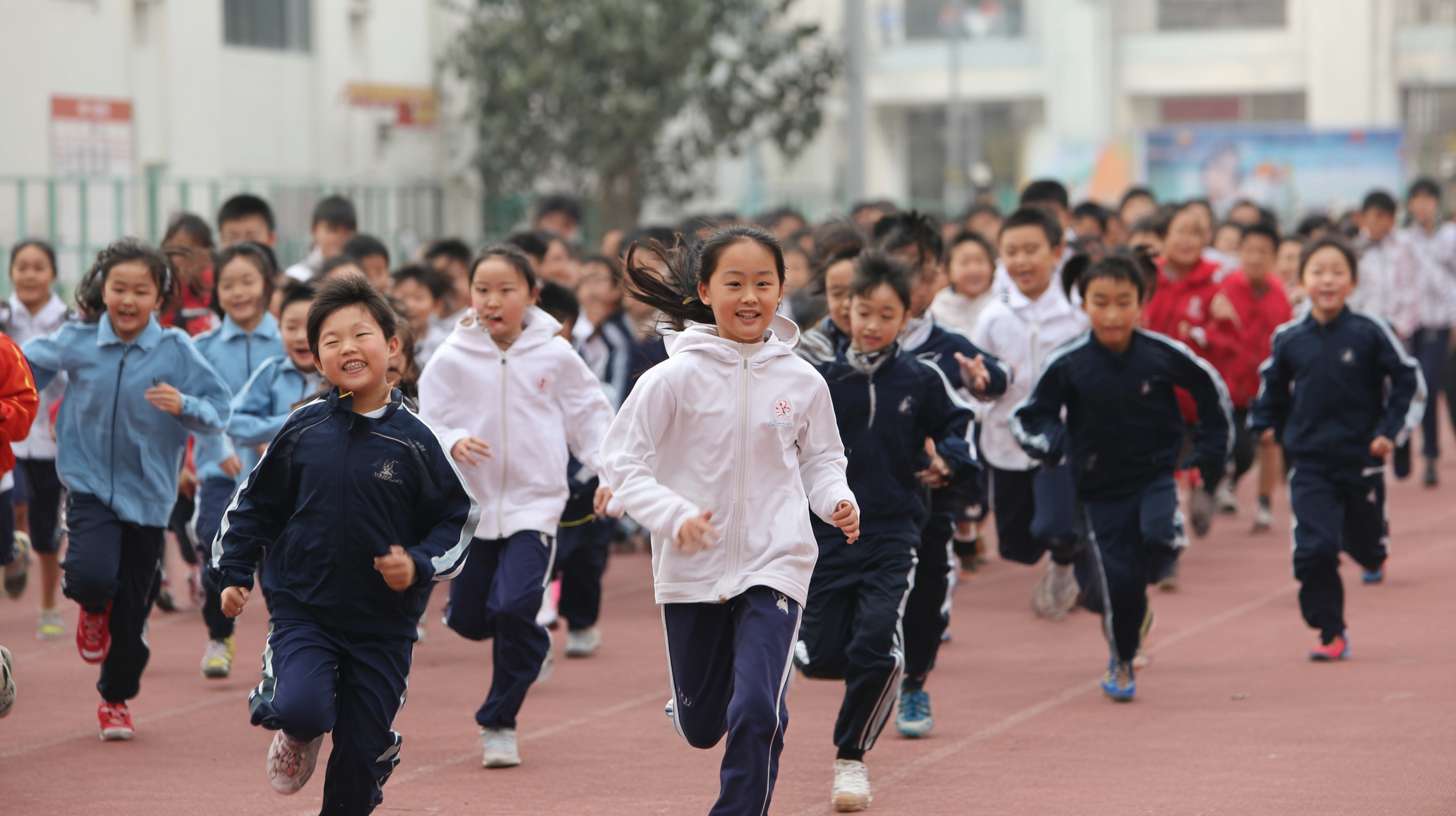 学生们在操场上跑步，学生们很开心，脸上洋溢着笑容 --ar 16:9 --v 7 --stylize 100 --fast --no 水印