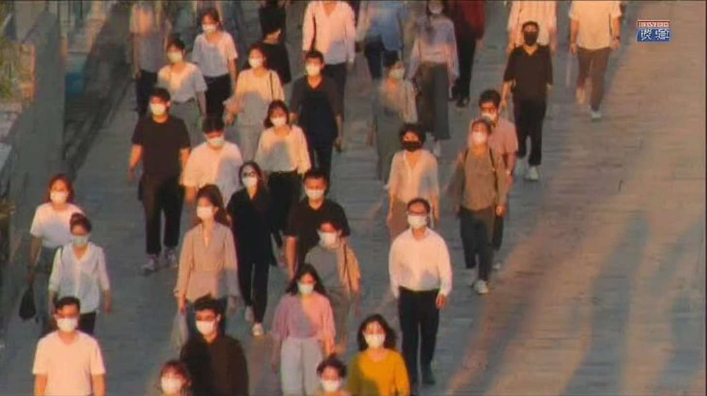 一群不同年龄段的人，包括亚洲人和白人，穿着各种颜色的衣服，如白色、粉色、黄色和黑色，大多数人戴着口罩，正在一个阳光明媚的日子里穿过一个宽敞的人行道。人行道上有明显的阴影，表明阳光从左侧照射。人们的姿势各异，有的正面朝向镜头，有的侧面或背面。画面风格为现实主义，整体氛围明亮而活跃。 --ar 16:9 --v 7 --stylize 100 --fast --sref https://img-xpc-mj0.xpccdn.com/prod/upload/a5ba7765-3f47-4272-9c97-a0abb955ceb6/%E6%88%AA%E5%B1%8F2025-08-01%2003.40.03.png~tplv-5yakomv5zn-auto-v1%3A1024%3A0%3Aq75.jpg --sw 310 --no 水印