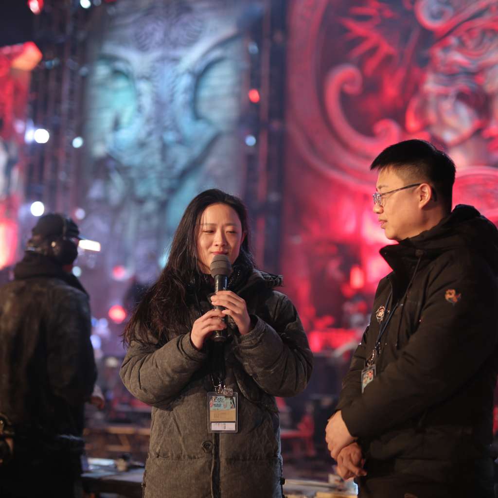 一个节目组导演拿着麦克风很认真地在指导现场，背景是一个夜晚的舞台 --ar 1:1 --v 7 --stylize 100 --fast --no 水印