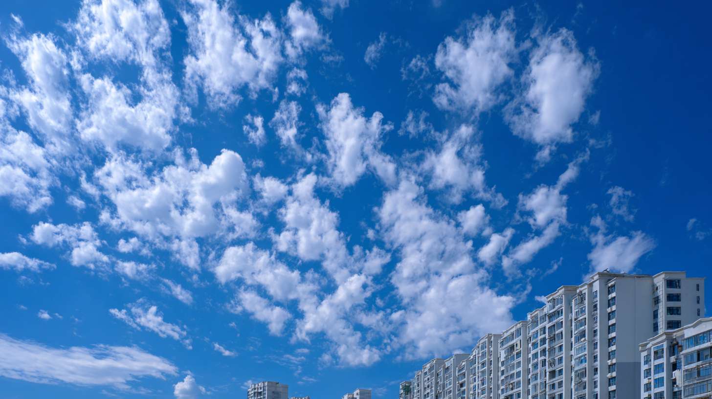 在住宅楼看蓝天白云天空 --ar 16:9 --v 7 --stylize 100 --fast --no 水印