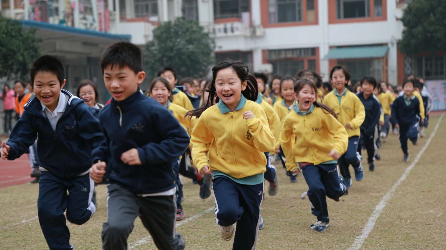 学生们在操场上跑步，学生们很开心，脸上洋溢着笑容 --ar 16:9 --v 7 --stylize 100 --fast --no 水印
