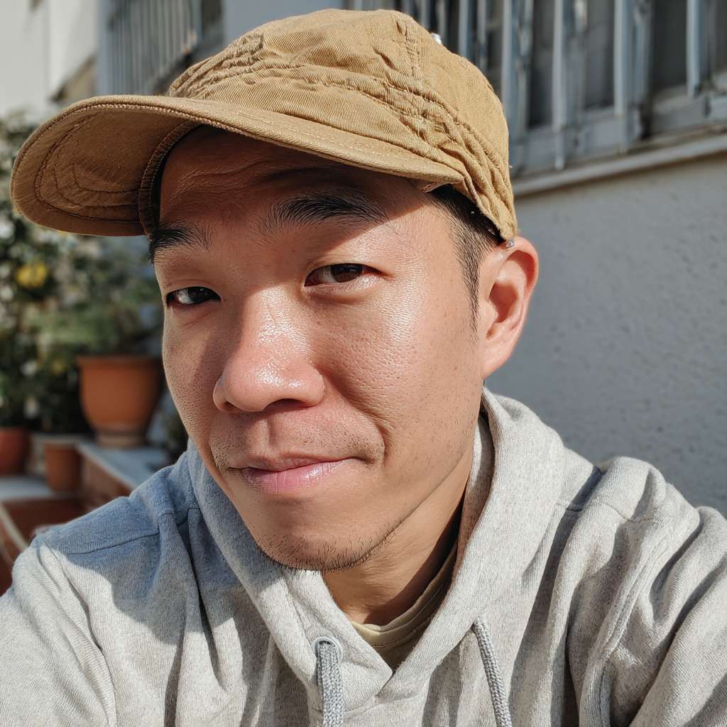 东亚男性，线条柔和的鹅蛋脸，佩戴卡其色中深软顶鸭舌帽，帽檐前倾 15°，搭配浅灰色短款卫衣，日常休闲风格，写实照片质感 --ar 1:1 --v 7 --stylize 100 --fast --no 水印