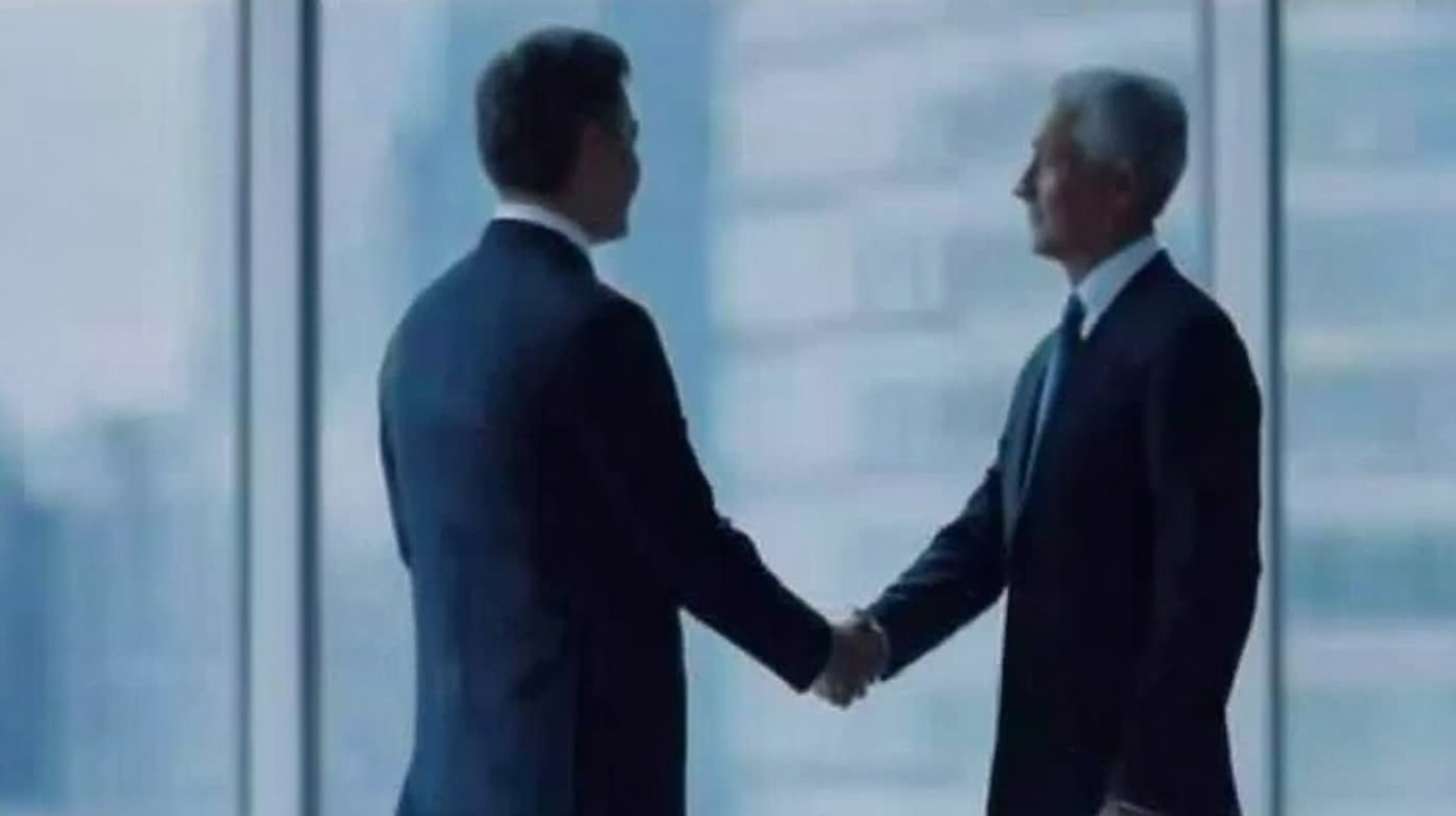 两个中年男人，亚洲人种，深色皮肤，短发，穿着深色西装，正在一个现代办公室环境中握手，背景是大面积的玻璃窗，透过玻璃可以看到外面的城市景观，光线明亮，整体氛围正式而专业。男人们在画面的中心位置，握手的手部占据画面的大部分，背景的玻璃窗和城市景观模糊处理，突出前景的握手动作。画面风格为照片现实主义，整体色调偏冷，突显专业和正式的场合。 --ar 16:9 --v 7 --stylize 100 --fast --sref https://img-xpc-mj0.xpccdn.com/prod/upload/34fe3e9c-221a-4842-b265-184af228609c/09f5db4c04c225adf9fea1c6bf839cad.png~tplv-5yakomv5zn-auto-v1%3A1024%3A0%3Aq75.jpg --no 水印