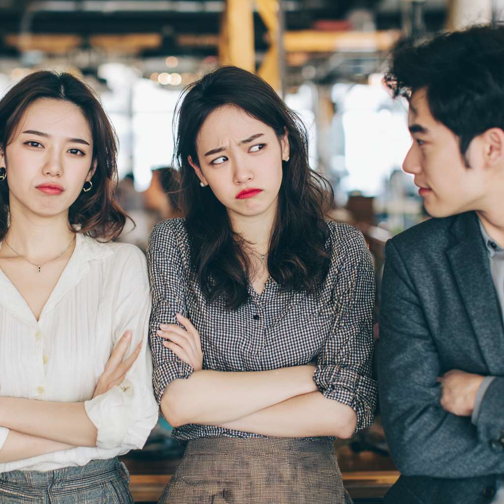 咖啡馆里三个时尚的女士并肩而坐，桌对面是一个男性保险代理人，右边的女孩眼神有些嫌弃，左边的女孩在批评她，中间的女孩看着男性保险代理人，表情有些抱歉。镜头从保险代理人右侧后方拍摄，能看到代理人的后背，和三个女生的正面 --ar 1:1 --v 7 --stylize 100 --fast --no 水印