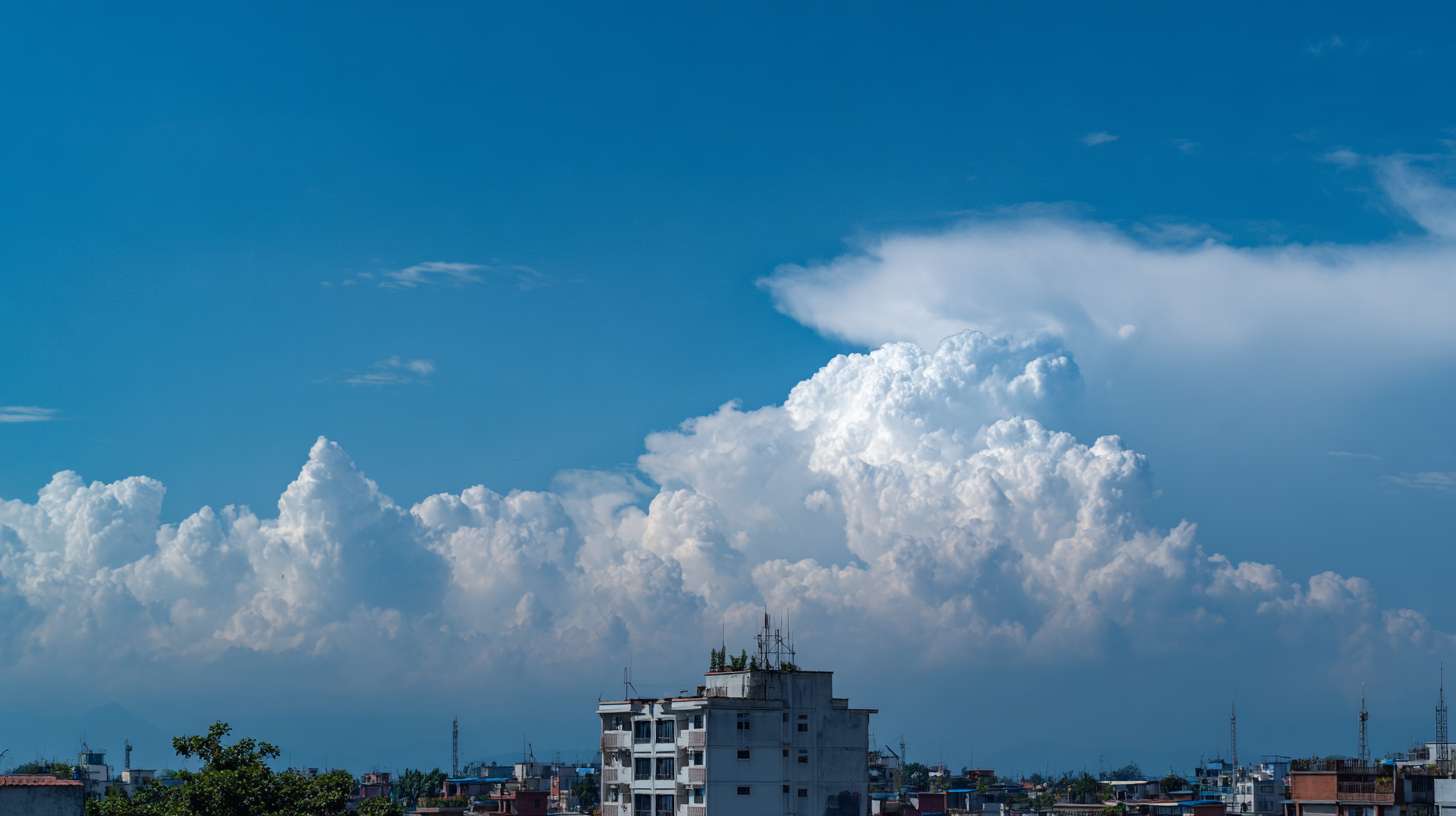 在住宅楼看蓝天白云天空 --ar 16:9 --v 7 --stylize 100 --fast --no 水印