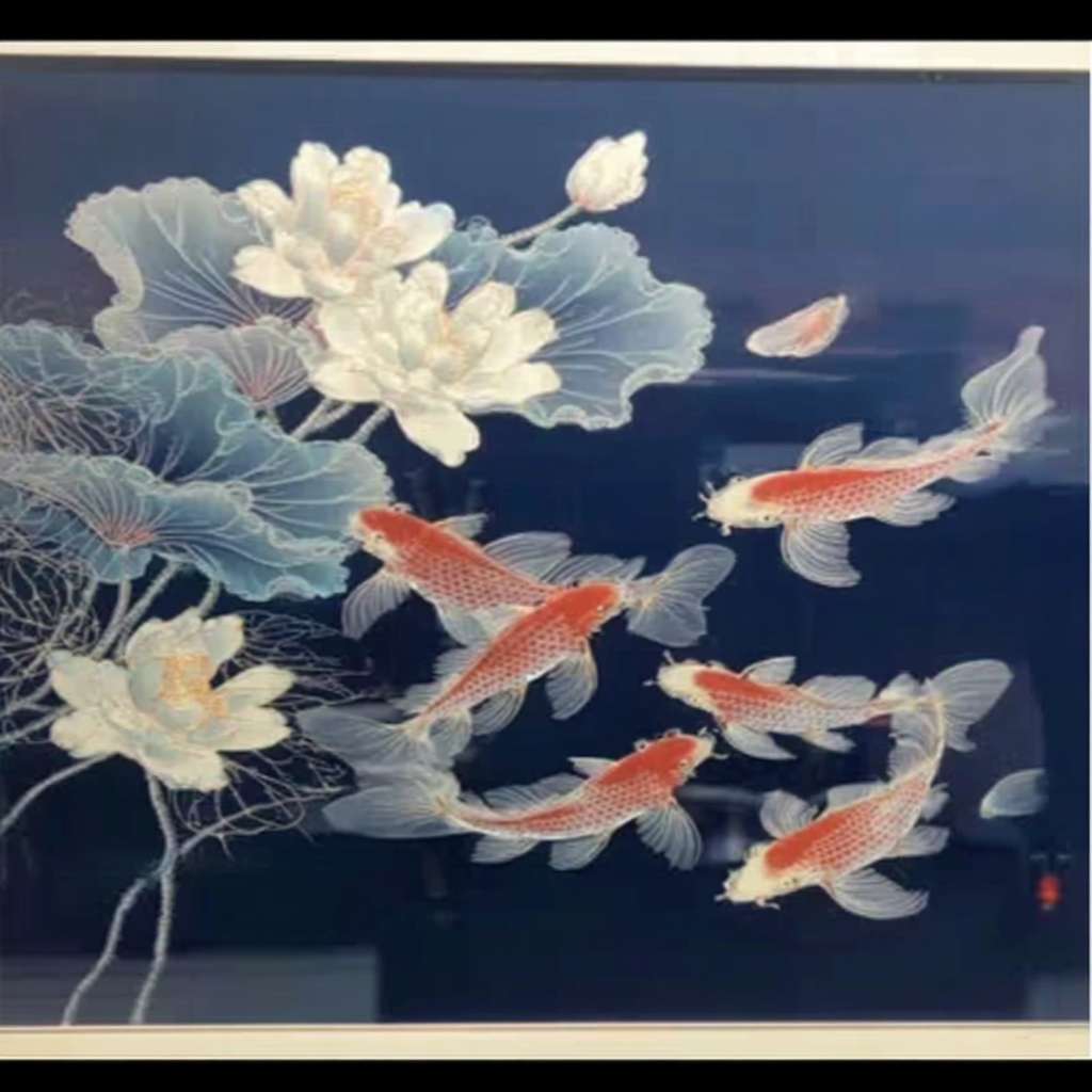 根据以上元素，生成一幅新的九鱼荷花图，背景采用深蓝色，尽量加一些波澜传统风格雕纹，要求传统风格，硬性要求九条鱼和一朵荷花，高清 --ar 1:1 --v 7 --stylize 100 --fast --sref https://img-xpc-mj0.xpccdn.com/prod/upload/2f299728-a310-442e-9c48-c01ab29f33e8/8761bd82f82ff3d7599fa42ed70f00ad.jpg~tplv-5yakomv5zn-auto-v1%3A1024%3A0%3Aq75.jpg::5.1 https://img-xpc-mj0.xpccdn.com/prod/upload/44037e58-6553-42c5-a97c-717cc2480cc9/a89655abc185ab86825bc38c34e0b139.jpg~tplv-5yakomv5zn-auto-v1%3A1024%3A0%3Aq75.jpg https://img-xpc-mj0.xpccdn.com/prod/upload/2ec6ba20-4841-42f2-9743-a925a916a0bb/29f74409b0260a380905ef4d89166d65.jpg~tplv-5yakomv5zn-auto-v1%3A1024%3A0%3Aq75.jpg --sw 237 --no 水印