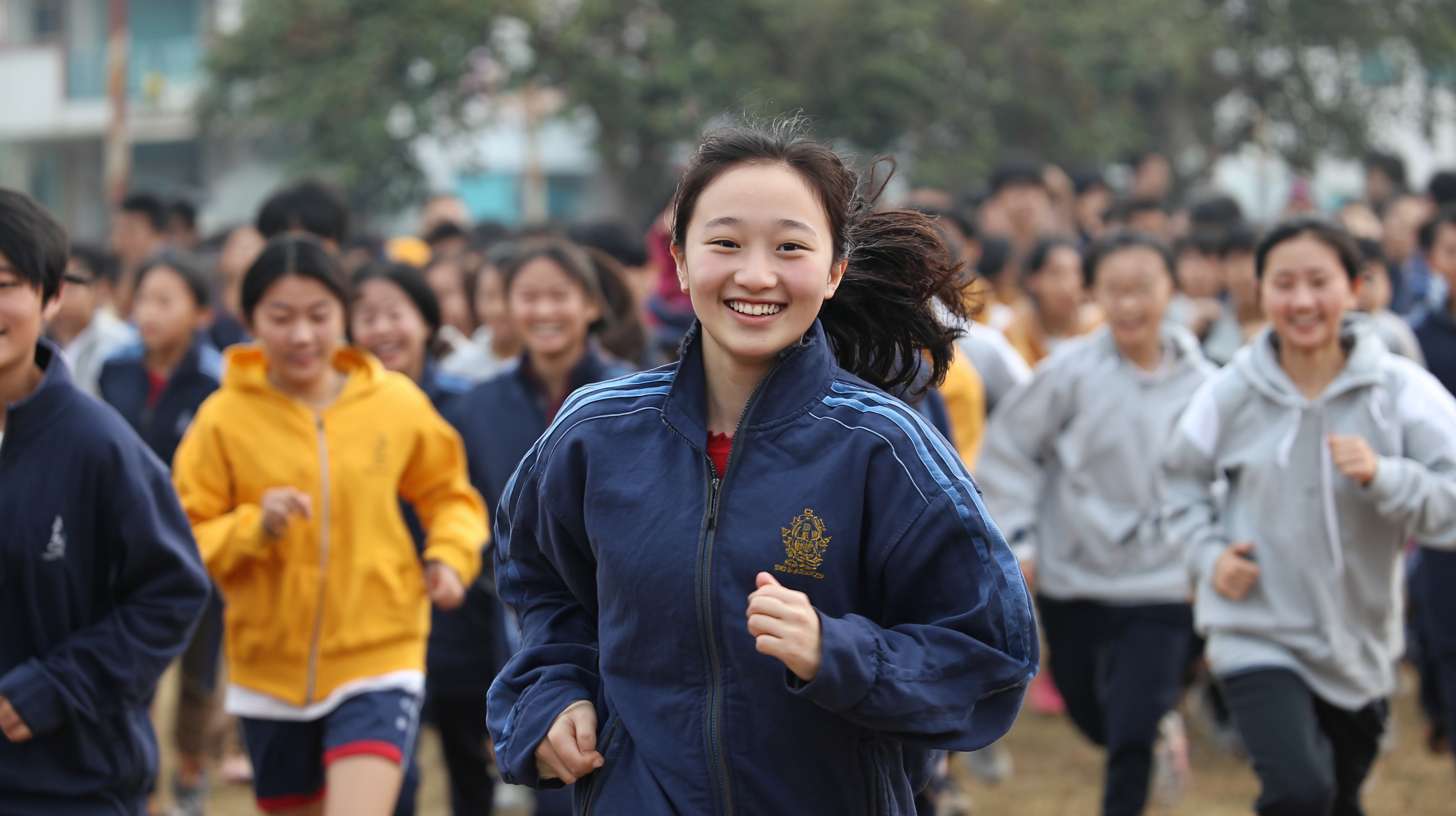学生们在操场上跑步，学生们很开心，脸上洋溢着笑容 --ar 16:9 --v 7 --stylize 100 --fast --no 水印