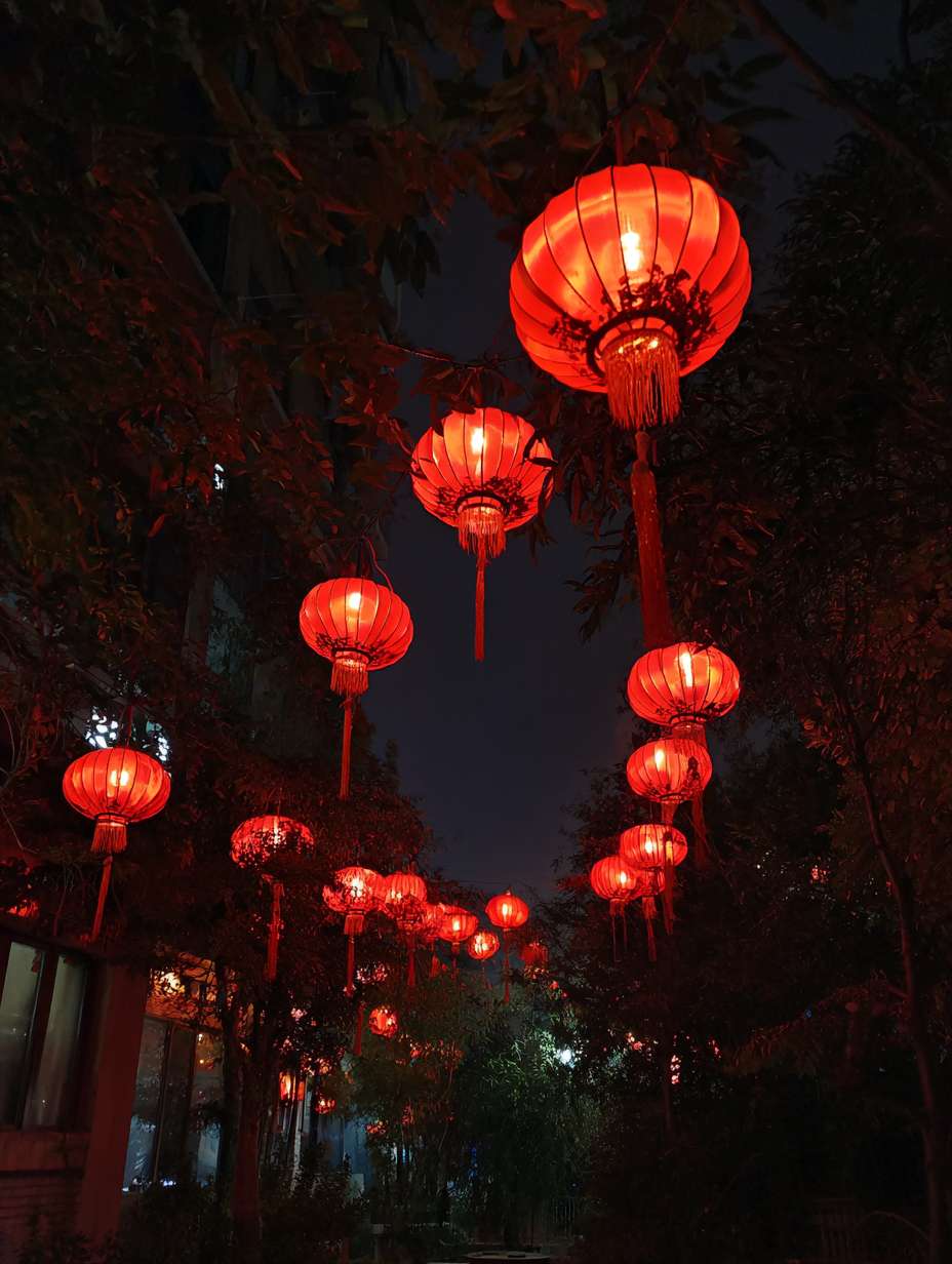 月好风清心，渐有中秋意.
月亮在渐渐变圆，生活会慢慢变好不知不觉又要到中秋了，这大概是一年之中.
最温柔且最有诗意的节日～
山河远阔众烟火人间，又是一年，千里共婵娟.
好时节，迎中秋，话团圆，画团圆.
岁月明朗，花好月圆 --ar 3:4 --v 7 --stylize 100 --fast --no 水印