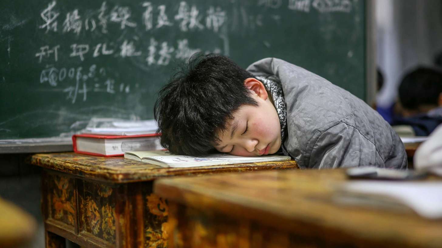 一个不听话的学生，趴在班级的桌子上 --ar 16:9 --v 7 --stylize 100 --fast --no 水印