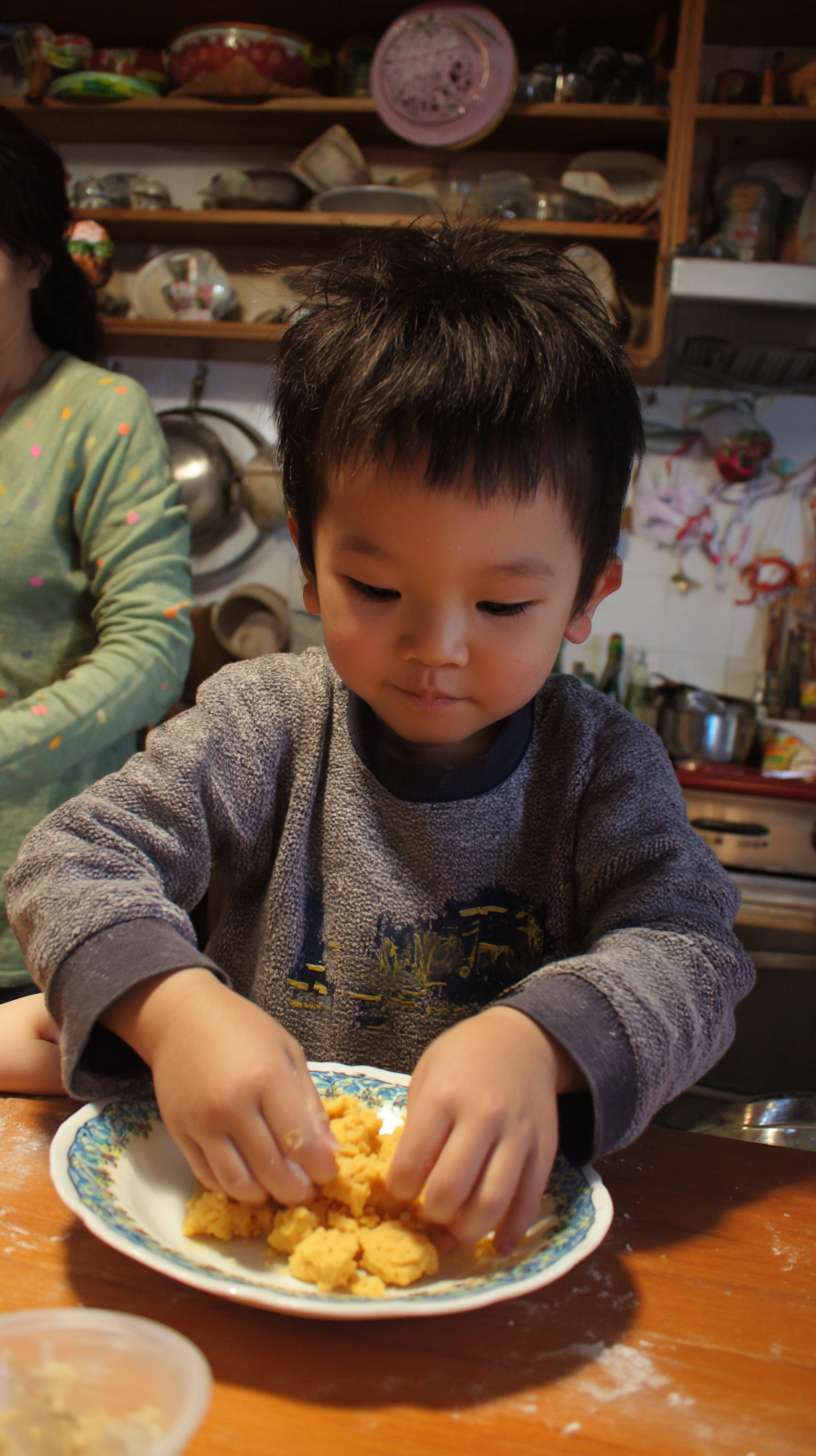 4刚出炉的姜饼人冒着热气，妈妈用裱花袋挤白色糖霜，孩子在旁递糖果装饰，镜头聚焦姜饼人，暖色调 --ar 9:16 --v 7 --stylize 100 --fast --no 水印