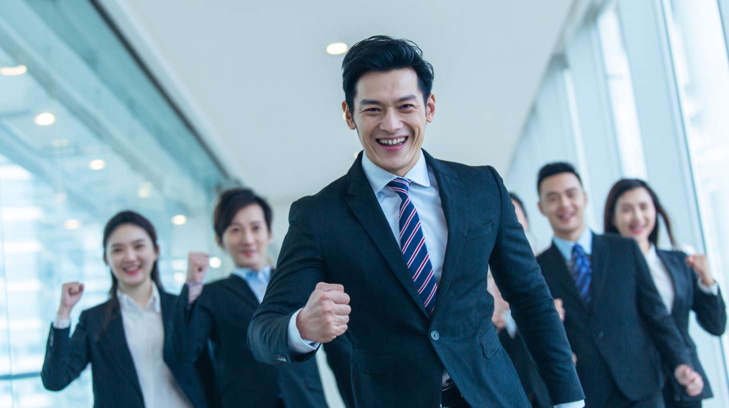 （王牌销售铁军使命与守则
王牌销售铁军使命
通过自我精进！成就企业的同时，实现王牌销售铁军价值！
王牌销售铁军守则
1.我是强者，因为只有强者才善于在不断挑战中做到卓越。
2.我要把诚信与客户价值作为我的信仰。
3.我要以规则为一生追求的美德。
4.我要把为公司与客户创造价值，看得至高无上。
5.我是一个发光体，我承诺用阳光的言行持续传递正能量。
6.我是一个精进的实践者，我承诺用精进让企业越来越好。
驰之侣企业文化
企业使命：为客户提供优质的一站式汽车用品采购服务
企业愿景：成为全球汽车用品行业的领跑者
企业价值观：信任、奋斗、谦逊、利他、拥抱变化、知行合一）根据以上内容生成一张海报 --ar 16:9 --v 7 --stylize 100 --fast --no 水印