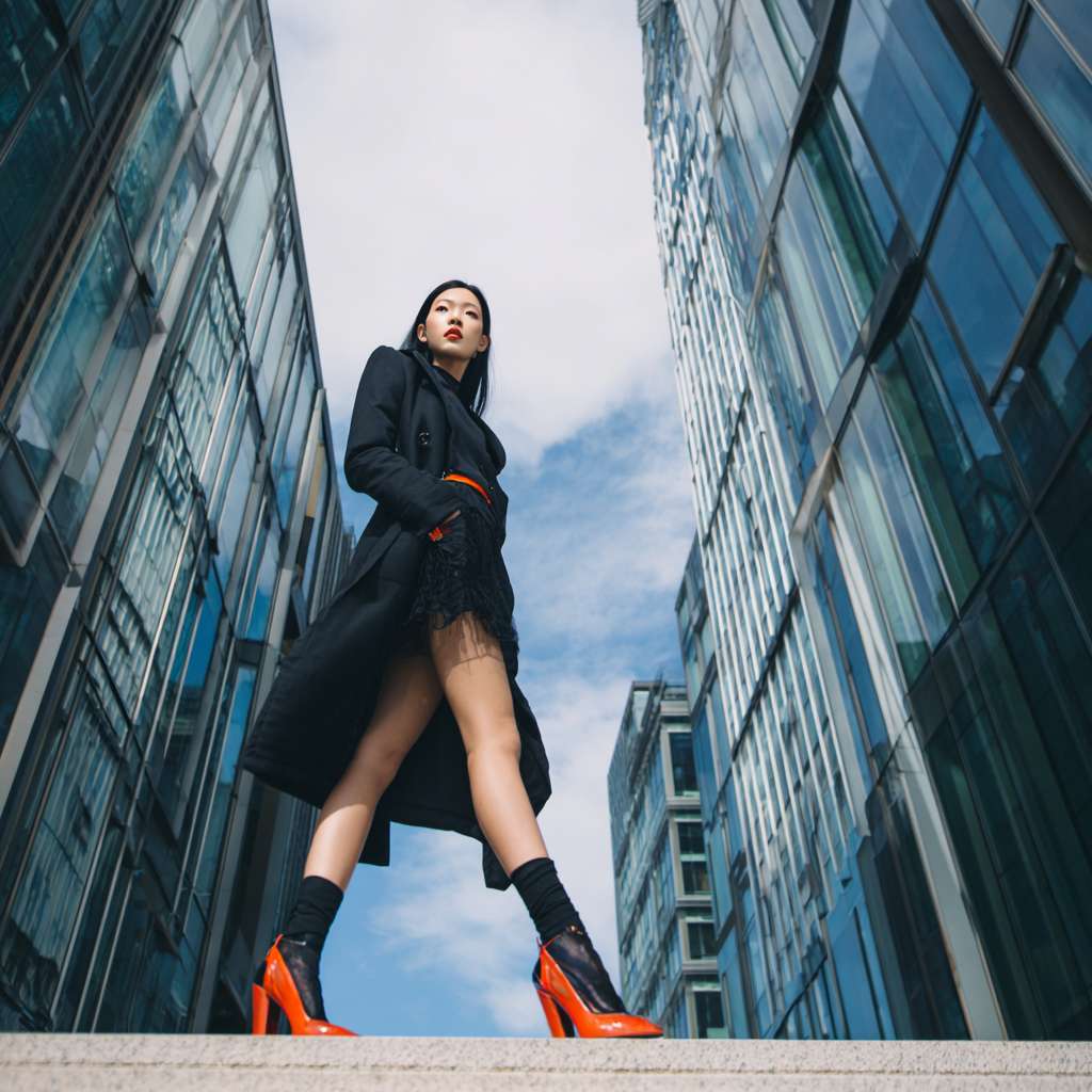 帮我生成玛丽珍女鞋的广告商业图片 场景以商业楼为主 聚焦点在模特和鞋子上 专业相机拍摄 冷调 国外模特 --ar 1:1 --v 7 --stylize 100 --fast --no 水印