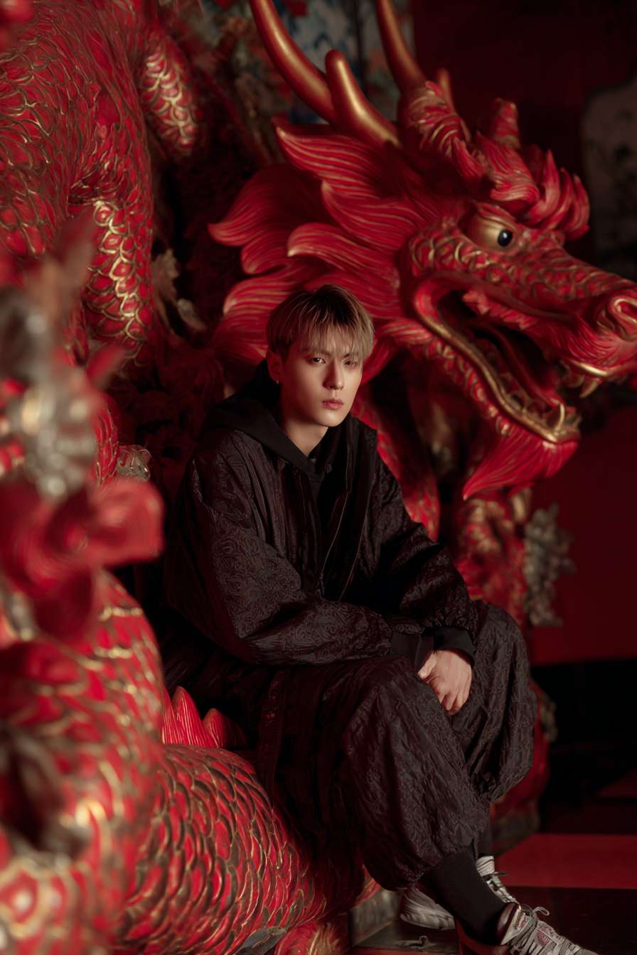 龙换成马元素 --ar 2:3 --v 7 --stylize 100 --fast --no 水印