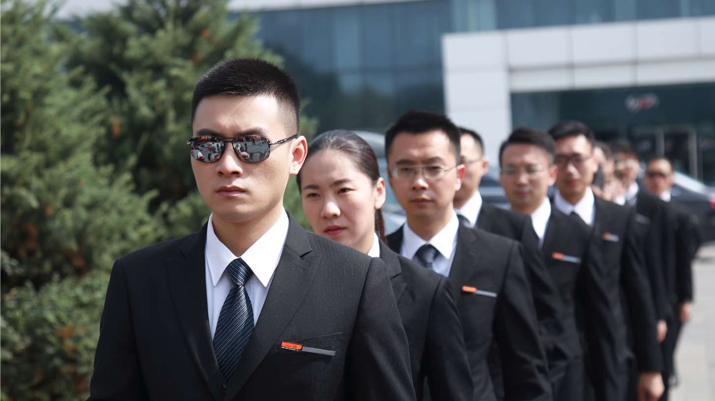 （王牌销售铁军使命与守则
王牌销售铁军使命
通过自我精进！成就企业的同时，实现王牌销售铁军价值！
王牌销售铁军守则
1.我是强者，因为只有强者才善于在不断挑战中做到卓越。
2.我要把诚信与客户价值作为我的信仰。
3.我要以规则为一生追求的美德。
4.我要把为公司与客户创造价值，看得至高无上。
5.我是一个发光体，我承诺用阳光的言行持续传递正能量。
6.我是一个精进的实践者，我承诺用精进让企业越来越好。
驰之侣企业文化
企业使命：为客户提供优质的一站式汽车用品采购服务
企业愿景：成为全球汽车用品行业的领跑者
企业价值观：信任、奋斗、谦逊、利他、拥抱变化、知行合一）根据以上内容生成一张海报 --ar 16:9 --v 7 --stylize 100 --fast --no 水印