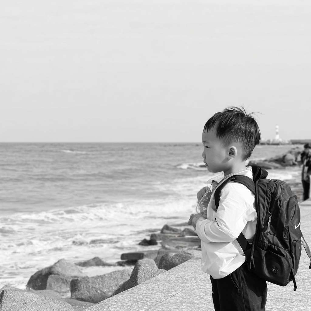 一个小孩充满希望的看着前面的海洋 --ar 1:1 --v 7 --stylize 100 --fast --sref https://img-xpc-mj0.xpccdn.com/prod/upload/b1ccb732-b4f3-438a-b91d-89940b79f26e/20250223_114455.jpg~tplv-5yakomv5zn-auto-v1%3A1024%3A0%3Aq75.jpg --no 水印