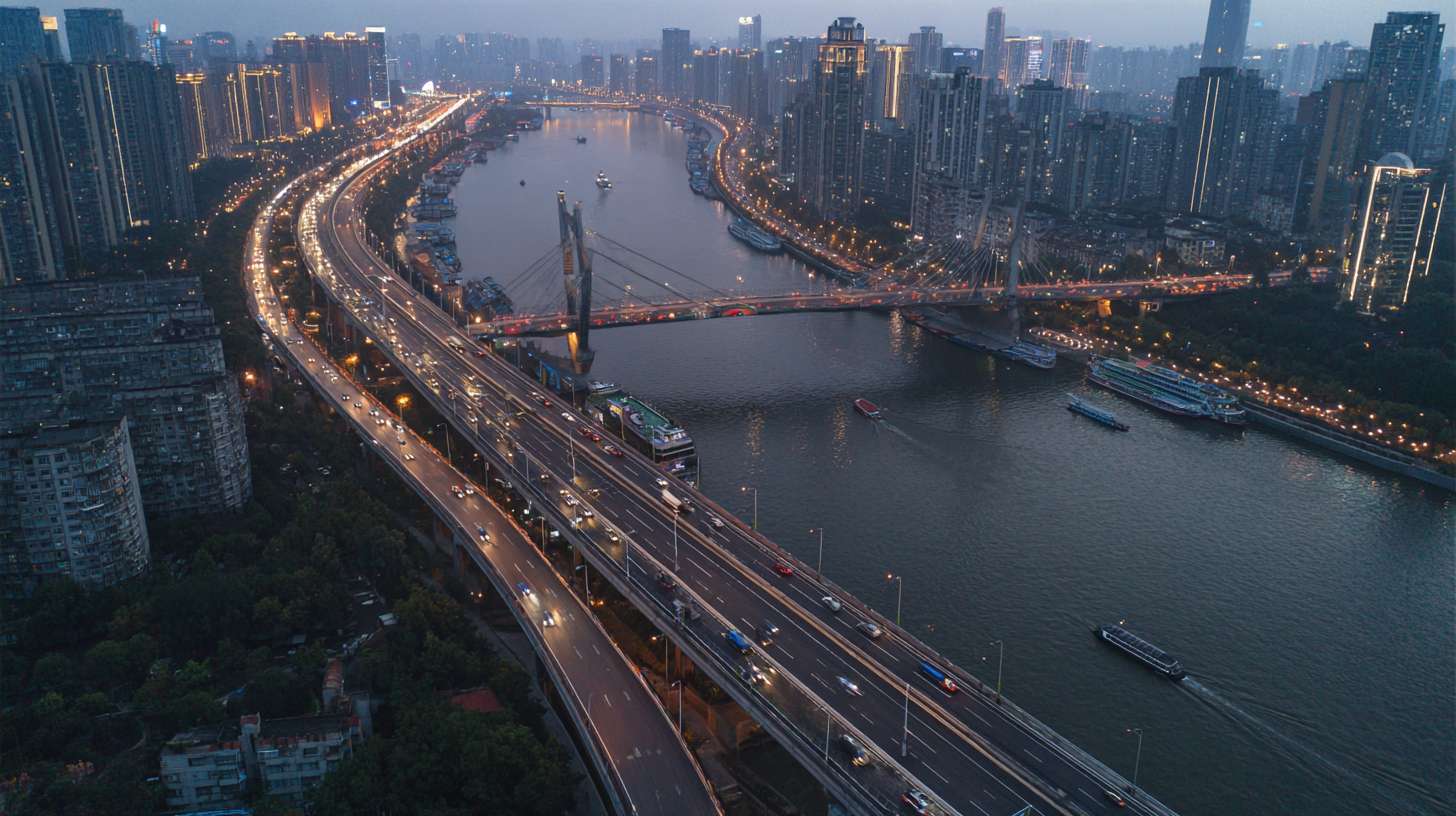 繁华都市白天转黄昏，车流在桥梁上平稳移动，船只缓缓驶过河面，两岸建筑灯光逐渐亮起，航拍镜头缓缓前移，展现城市昼夜交替的活力。 --ar 16:9 --v 7 --stylize 100 --fast --no 水印