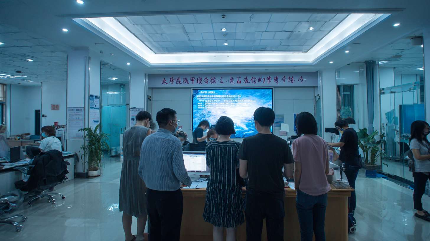 ： 社区服务中⼼，⼯作⼈员⽤藏汉双语为居民讲解政策 --ar 16:9 --v 7 --stylize 100 --fast --no 水印