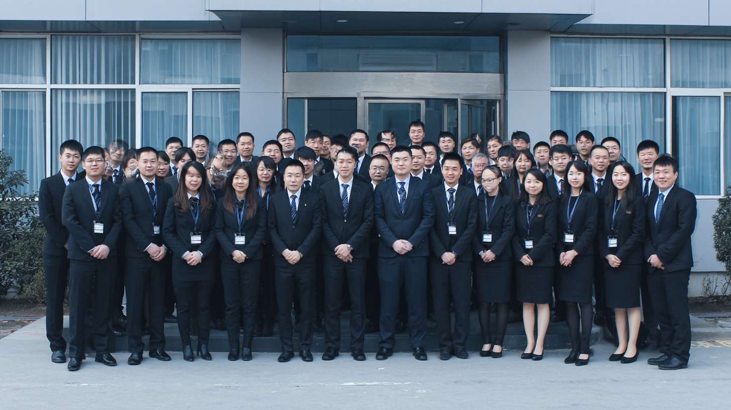 王牌销售铁军使命与守则
王牌销售铁军使命
通过自我精进！成就企业的同时，实现王牌销售铁军价值！
王牌销售铁军守则
1.我是强者，因为只有强者才善于在不断挑战中做到卓越。
2.我要把诚信与客户价值作为我的信仰。
3.我要以规则为一生追求的美德。
4.我要把为公司与客户创造价值，看得至高无上。
5.我是一个发光体，我承诺用阳光的言行持续传递正能量。
6.我是一个精进的实践者，我承诺用精进让企业越来越好。
驰之侣企业文化
企业使命：为客户提供优质的一站式汽车用品采购服务
企业愿景：成为全球汽车用品行业的领跑者
企业价值观：信任、奋斗、谦逊、利他、拥抱变化、知行合一 --ar 16:9 --v 7 --stylize 100 --fast --no 水印