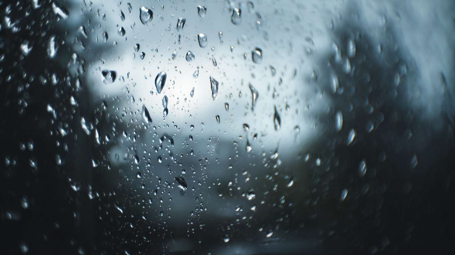 一颗雨滴的特写，雨滴上面反着光，光是屏幕的画面 --ar 16:9 --v 7 --stylize 100 --fast --no 水印